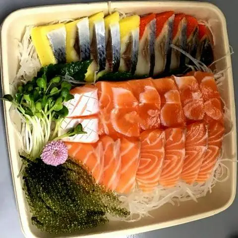 Hình ảnh Sashimi cá hồi và cá trích ép trứng Mix 2 màu - M2A1