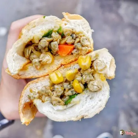 Hình ảnh Bánh Mì Hến Xào Bơ Cay