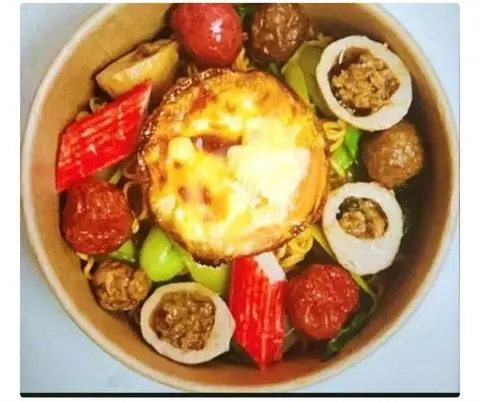 Hình ảnh Mì trộn trứng lòng đào - bò viên