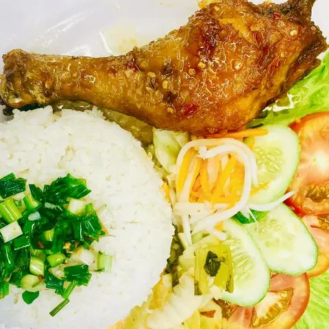 Hình ảnh Cơm tấm đùi gà chiên mắm tỏi