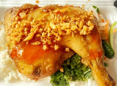 Hình ảnh cơm đùi gà chiên 