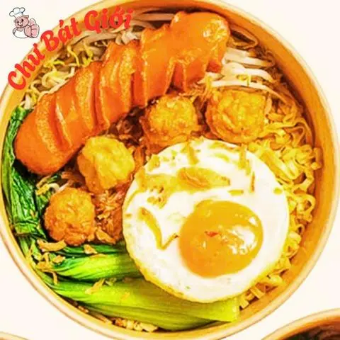 Hình ảnh Mì trộn xúc xích cá viên trứng