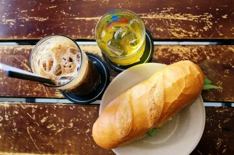 Hình ảnh Bánh mì trứng + chà bông + cafe đá