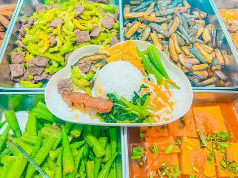 Hình ảnh cơm xúc xích sốt me