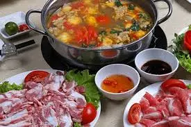 Hình ảnh lâu riêu cua bắp bò sườn sụn nồi lớn