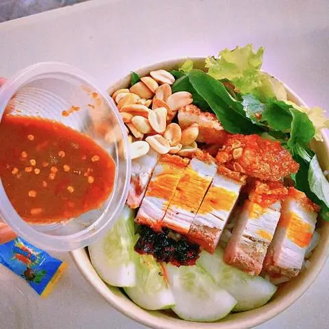 Hình ảnh bánh hỏi ba rọi da giòn ( tô giấy )