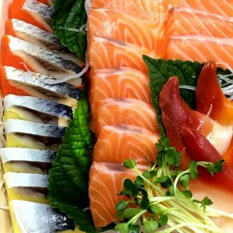 Hình ảnh Combo 3B1 Sashimi cá hồi , Cá trích và sò đỏ