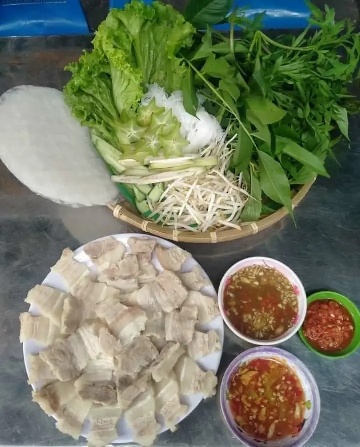 Hình ảnh Thịt ba chỉ luộc cuốn rau