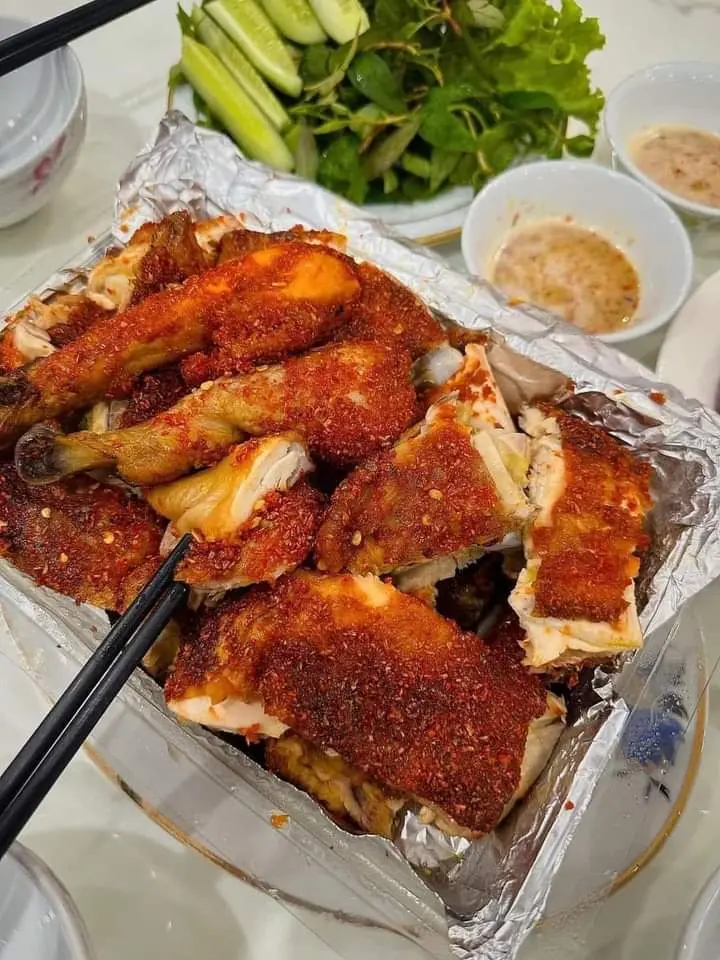 Hình ảnh 1 Con gà Nướng Muối Ớt Thơm ngon + 2 Cái Bánh Bao