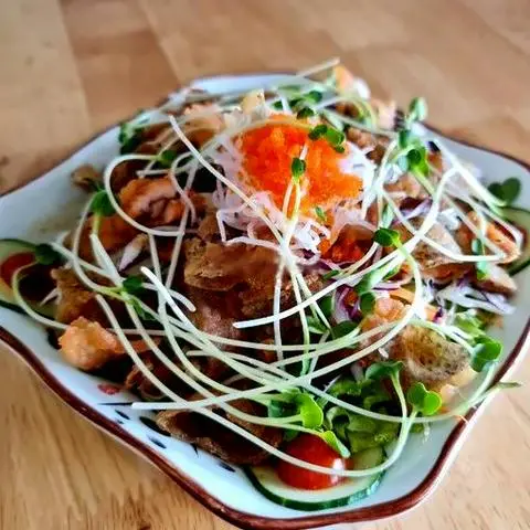 Hình ảnh Salad Da Cá Hồi - Salmon Skin Salad + Sốt Mè 