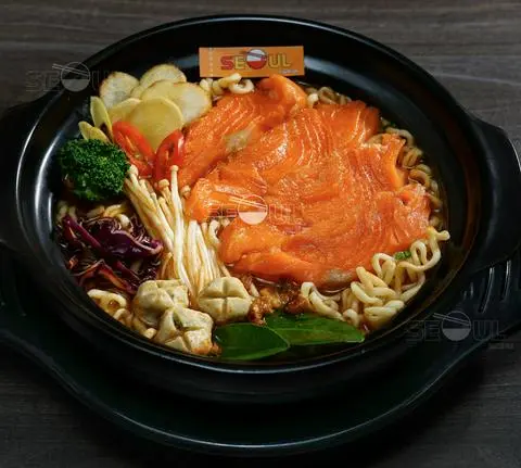 Hình ảnh Mì lẩu thái cá hồi