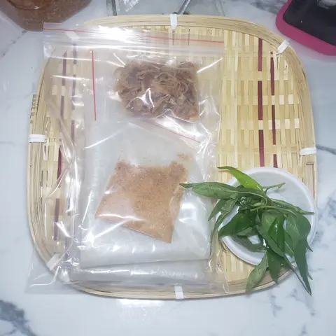 Hình ảnh Bánh tráng muối bò cuốn hành phi