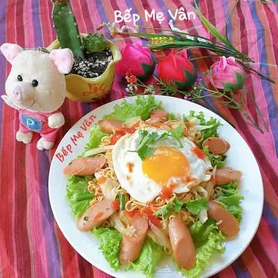 Hình ảnh nui xào xúc xích trứng opla