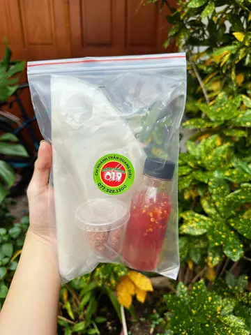 Hình ảnh bánh tráng chấm sốt tắc