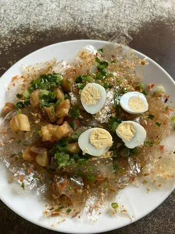 Hình ảnh Bánh tráng trộn tóp mỡ cháy tỏi mỡ hành +trứng cút 