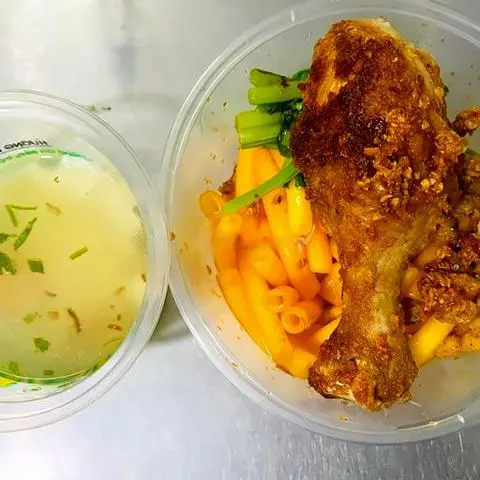 Hình ảnh Nui trộn gà tắm mắm tỏi canh trứng lòng đào