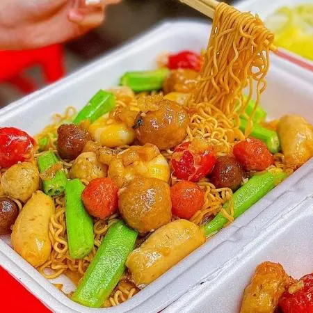 Hình ảnh Mì Xào Cá Viên Mắm Tỏi Lớn ( 2-3 Người ăn)