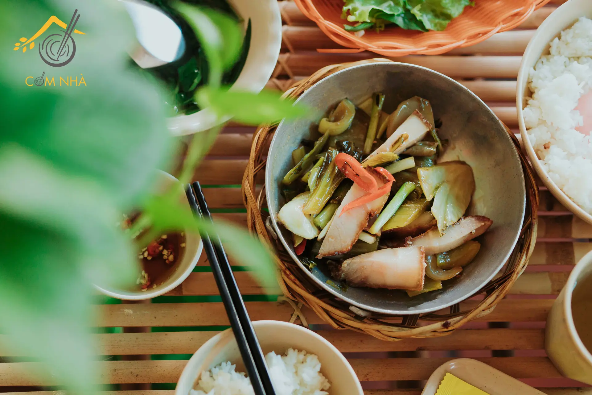 Hình ảnh Cơm Heo Quay Cải Chua