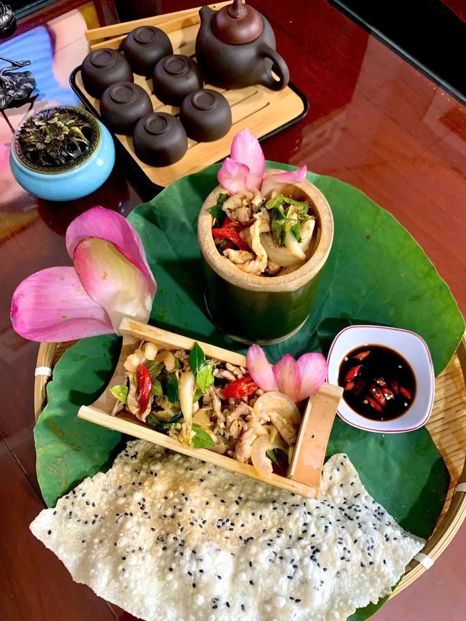 Hình ảnh Heo Rừng Núp Ống Tre 