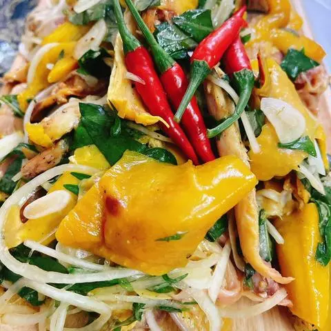 Hình ảnh Gỏi Gà Ủ Muối Nguyên Con 