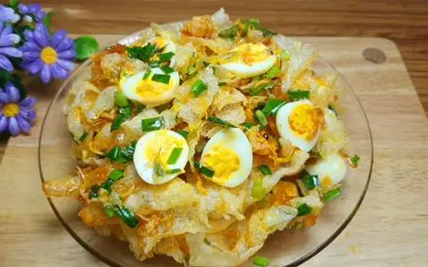 Hình ảnh Bánh tráng phơi sương trộn mỡ hành có khô