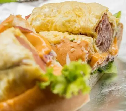 Hình ảnh Hotdog berlin phô mai trứng