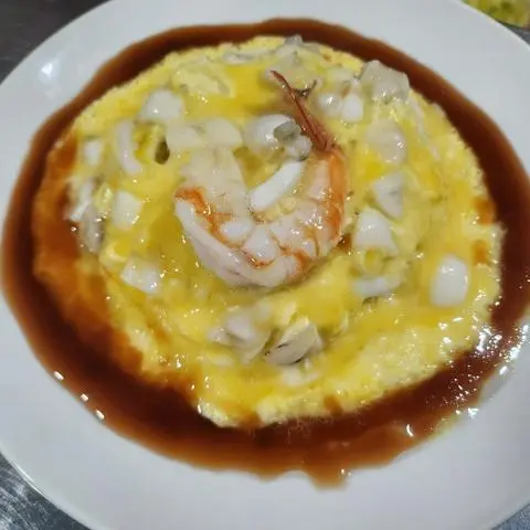 Hình ảnh Cơm chiên phủ trứng tôm hoặc mực kèm canh rong biển