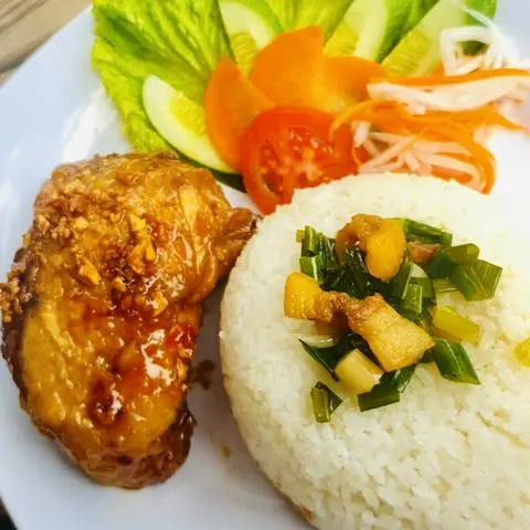 Hình ảnh Cơm tấm ức gà chiên mắm tỏi