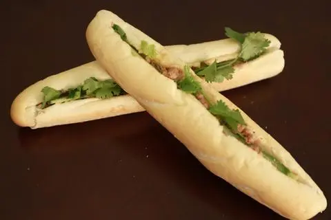 Hình ảnh Bánh mì que đặc biệt