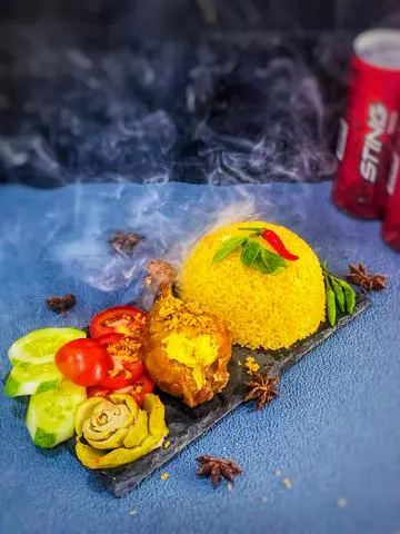 Hình ảnh Cơm Đùi Hoặc Ức Gà Sốt Bơ Tỏi