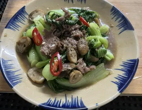Hình ảnh Bò xào cải thìa nấm rơm