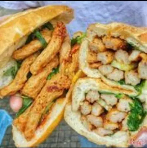 Hình ảnh bánh mì chả cá chiên 