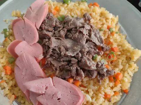 Hình ảnh Cơm Chiên Bò + 1 Cây Xúc Xích CP Xào Sốt 