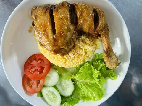 Hình ảnh Cơm chiên dương châu gà nước mắm góc tư