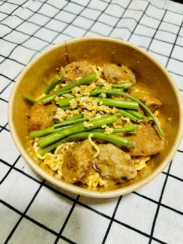 Hình ảnh Mì trộn mắm tỏi bò viên