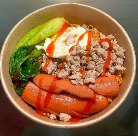 Hình ảnh Mì trộn trứng xúc xích thịt bằm