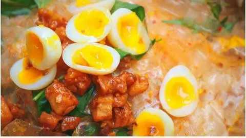 Hình ảnh Bánh tráng dẻo trộn trứng cút