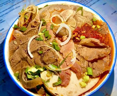 Hình ảnh Bún bò Tái