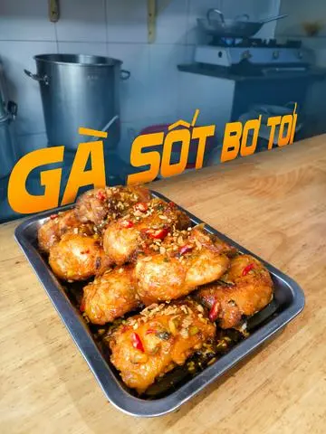 Hình ảnh Cơm gà chiên sốt bơ tỏi