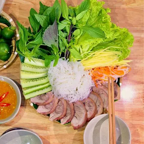 Hình ảnh Mẹt cuốn thịt luộc chấm mắm nêm