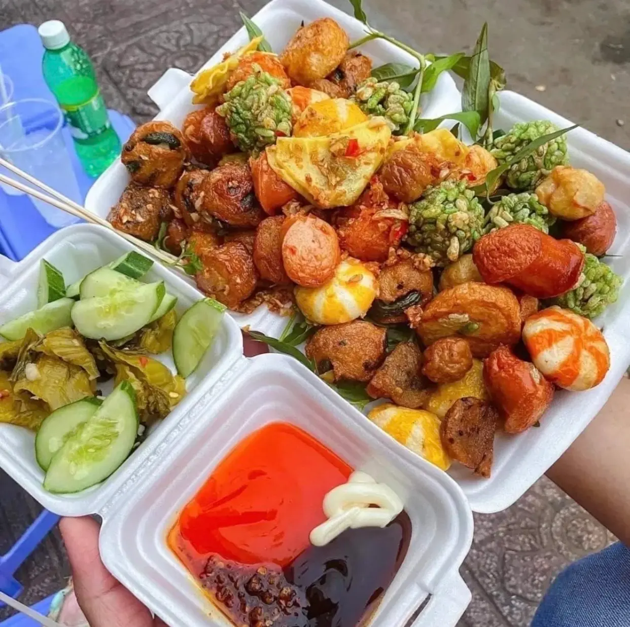 Hình ảnh Combo xiên que thập cẩm lớn sốt mắm - 1 phần nước