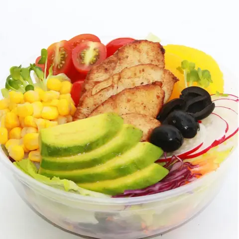 Hình ảnh Premium HD salad 1 - Rau củ trộn và ức gà nướng sốt ăn kèm chua ngọt  bắp hạt dâu tươi táo 