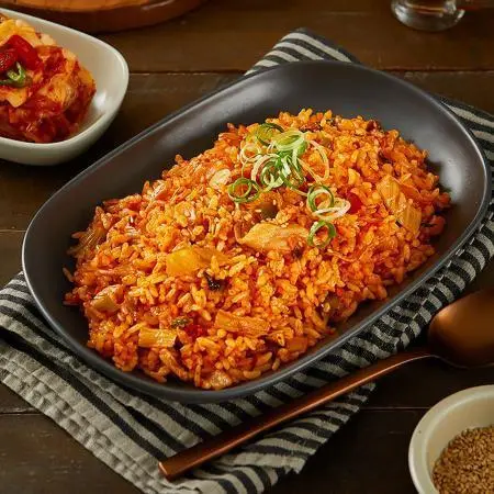 Hình ảnh CƠM RANG KIM CHI - THỊT BÒ & COCA-COLA 