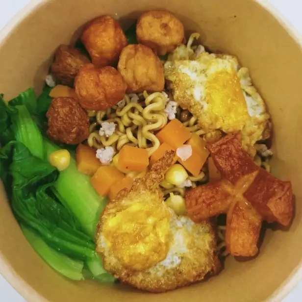 Hình ảnh Mì trộn Indomie xúc xích - trứng - viên
