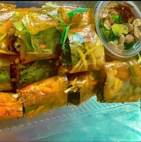 Hình ảnh Bánh tráng cuốn sốt trứng muối béo