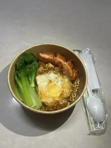 Hình ảnh Mì trộn indomie ốp la xúc xích