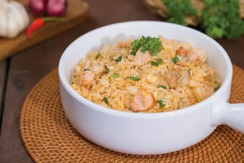 Hình ảnh Cơm Chiên Cá Hồi + Tặng 1 lon coca cola