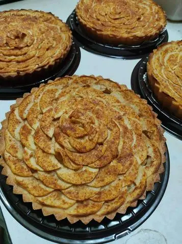 Hình ảnh Apple tart almond cream nguyên ổ