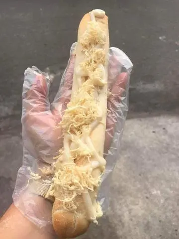 Hình ảnh Bánh mì que Pate Chà bông