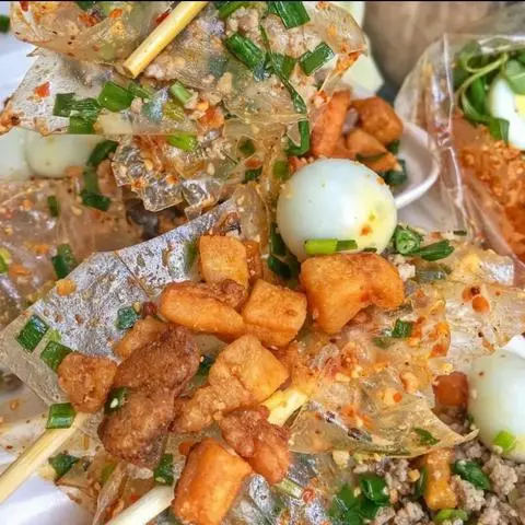 Hình ảnh Bánh Tráng Mỡ Hành + Tóp Mỡ + 2 Trứng Cút Lòng Đào